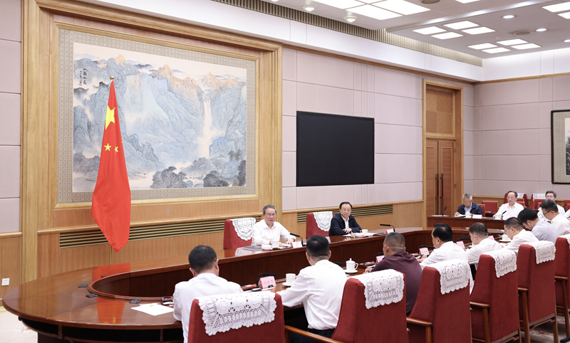 李强主持召开经济形势专家和企业家座谈会