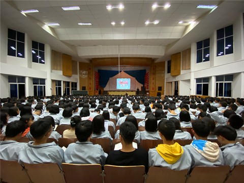 图1  通海县第一中学讲座现场.jpg