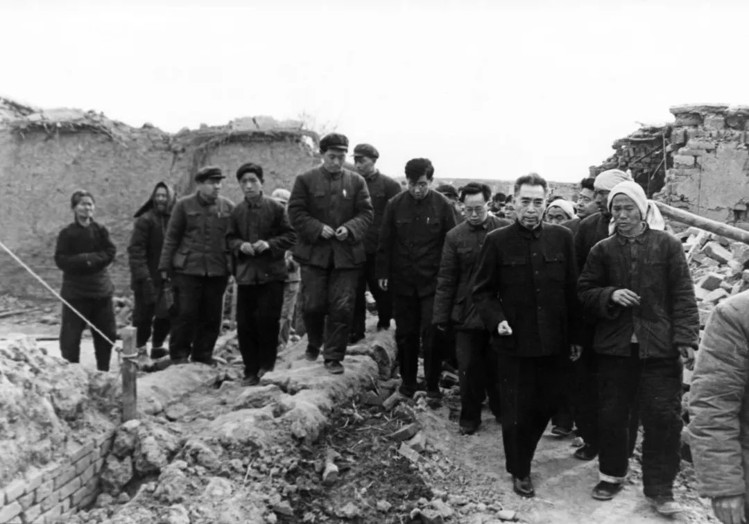 图3 1966年周恩来总理视察邢台灾区.jpg
