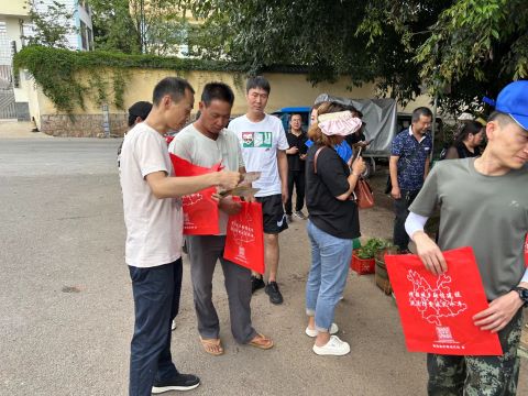 图二:发放宣传资料.jpg 图二:发放宣传资料.jpg