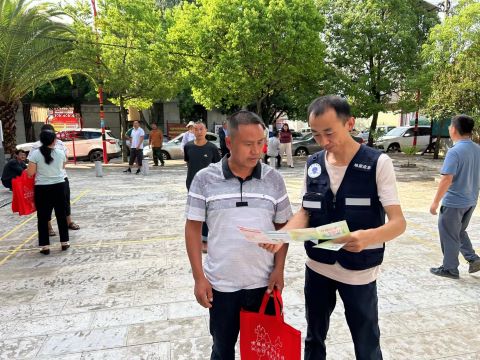 图三:解答群众疑惑.jpg 图三:解答群众疑惑.jpg