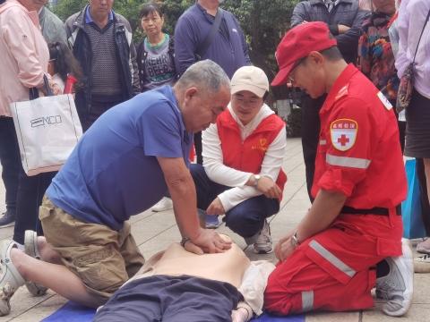 3 指导群众开展心肺复苏练习.jpg