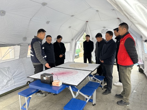 图2 市、县领导参观地震工作展区.jpg 图2 市、县领导参观地震工作展区.jpg