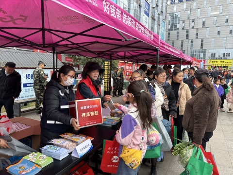 图3 市民积极参与防震减灾知识有奖答题.jpg 图3 市民积极参与防震减灾知识有奖答题.jpg