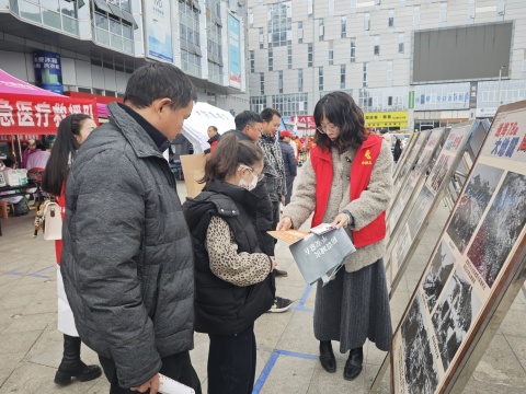 图4 志愿者发放宣传资料并讲解展板.jpg 图4 志愿者发放宣传资料并讲解展板.jpg