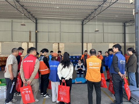 图3 心肺复苏实操练习小.jpg 图3 心肺复苏实操练习小.jpg