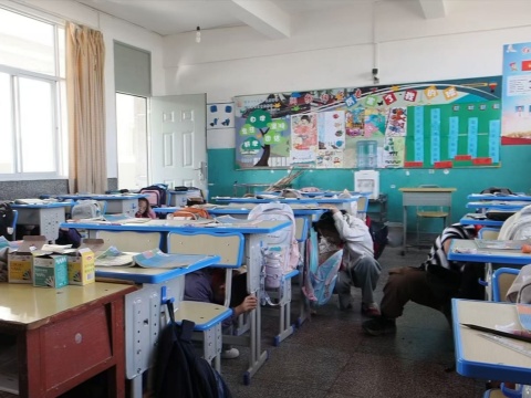 图1 室内紧急避险.jpg 图1 室内紧急避险.jpg