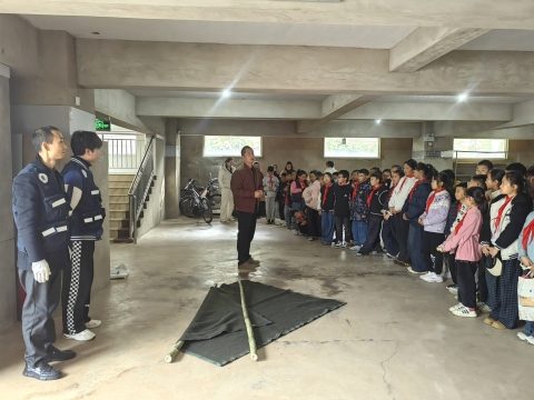 图1 通海县防震减灾局领导发表致辞.jpg 图1 通海县防震减灾局领导发表致辞.jpg