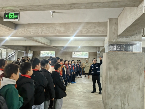 图3 讲解减隔震技术原理.jpg 图3 讲解减隔震技术原理.jpg