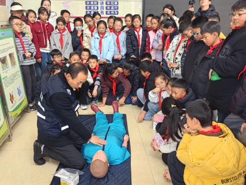 图4 演示心肺复苏(CPR)的标准流程.jpg 图4 演示心肺复苏(CPR)的标准流程.jpg