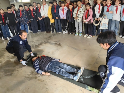 图5 简易担架制作演练.jpg 图5 简易担架制作演练.jpg