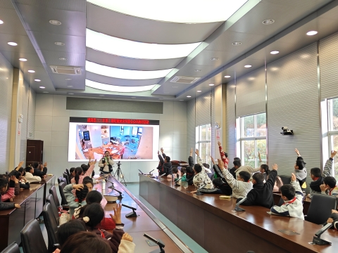 图6 开展防震减灾科普知识讲座.jpg 图6 开展防震减灾科普知识讲座.jpg