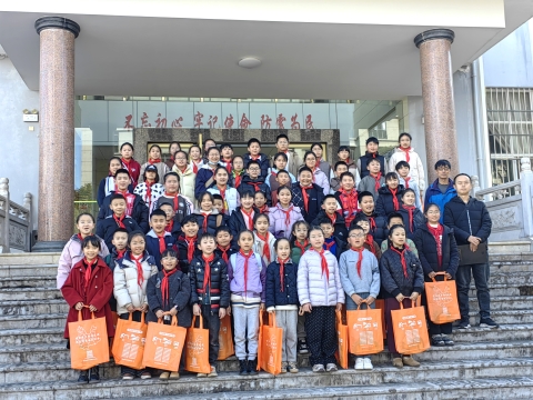 图7 全体师生合影留念.jpg 图7 全体师生合影留念.jpg